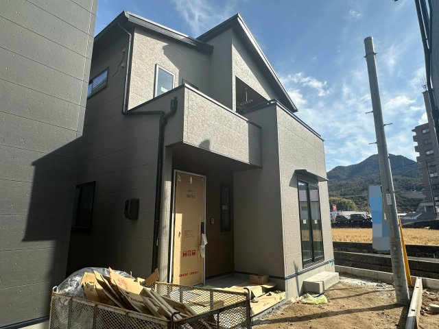 安佐南区伴東8丁目 No.2のトイレ|1階ウォシュレットトイレ☆
1階はタンクレストイレを使用しており、内壁も漆喰塗り仕上げとなっています。