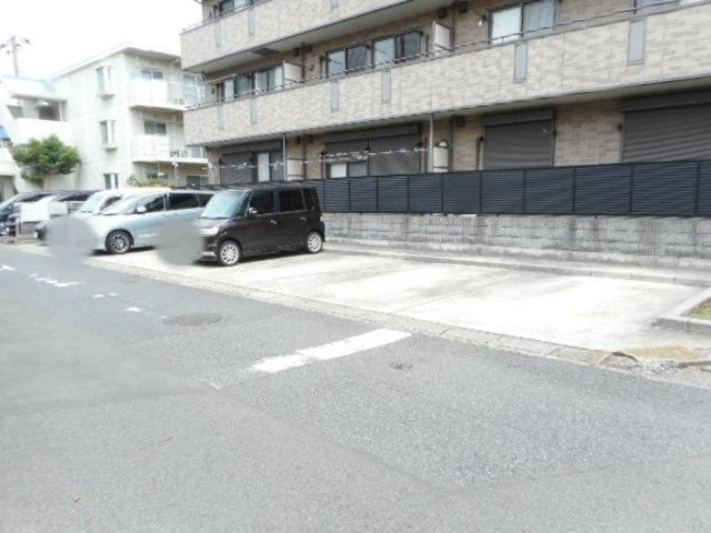プレジオ弐番館の駐車場