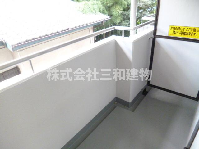 神勇ビルのバルコニー|同間取り別室の参考写真です
