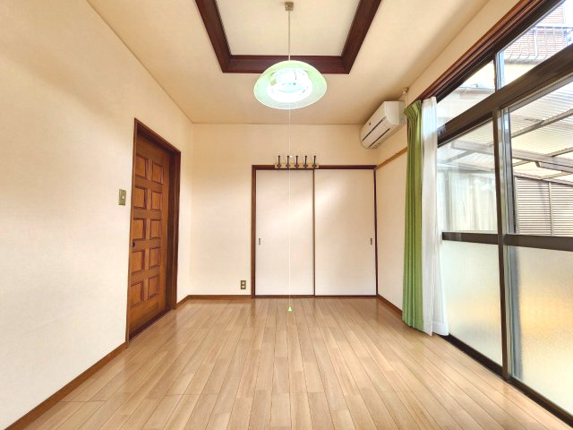 長岡京市今里川原の洋室|洋室（約6.75帖）
寝室・書斎・客間など、多目的に使えるゆとりの1室。