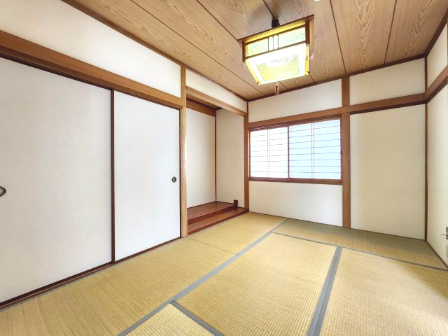 長岡京市今里川原の和室|2階 東向きの和室（約6帖）
季節の花や掛け軸を飾れば、和の風情がぐっと引き立つ癒しの空間に♪