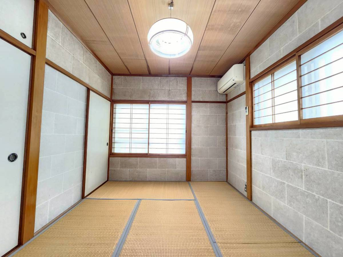 長岡京市今里川原の和室|2階 西向きの和室（約6帖）
二面採光で明るい和室です。