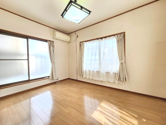長岡京市今里川原の洋室|2階の洋室には東向きベランダ付き！
朝の柔らかな光が差し込み、爽やかな目覚めが出来そうです。