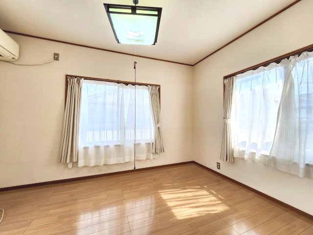 長岡京市今里川原の洋室|ナチュラルテイストのインテリアが映えるシンプルで上品な空間。
家具や小物を選ぶ楽しみも広がります！