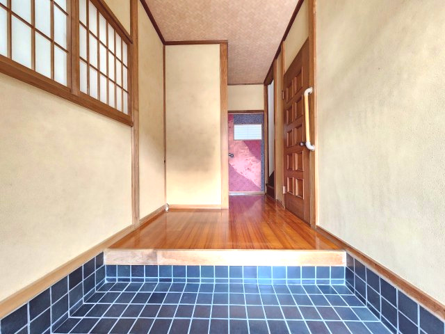 【価格改定】長岡京市今里川原　の玄関|自然な木目が美しい玄関で、帰宅時にほっと安らぐ空間を。
落ち着いた色合いが、家族やお客様を優しく迎え入れます！