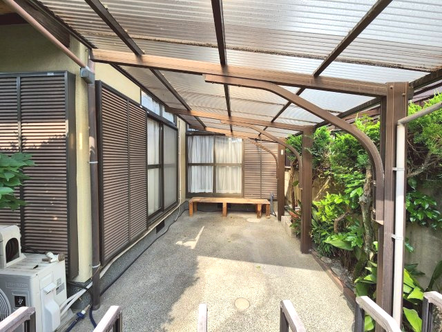 【商談中】長岡京市今里川原　の駐車場|雨風を防ぐカーポート付きで、大切なお車をしっかりガード。
雨の日の乗り降りも快適で、車の劣化予防にも役立ちます。