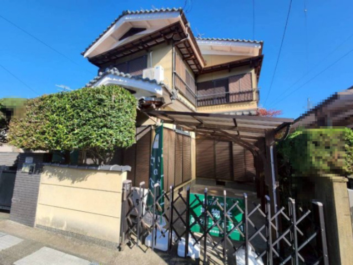 【商談中】長岡京市今里川原　の外観|日々の暮らしに潤いを与える、緑豊かなエントランス。
綺麗にメンテナンスされています！