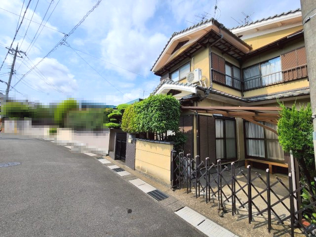 長岡京市今里川原の前面道路含む現地写真|通行量も落ち着いており、ゆったりとした街並みが魅力です。