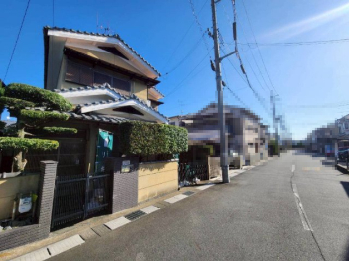 【価格改定】長岡京市今里川原　の前面道路含む現地写真|前道幅員：約8.9ｍで広々としております！