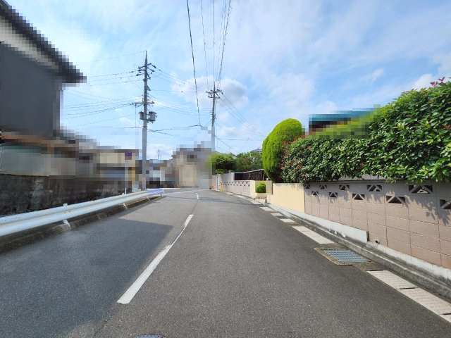 【価格改定】長岡京市今里川原　の前面道路含む現地写真|広い道路幅で歩行者や自転車も安心。
通行量も落ち着いており、ゆったりとした街並みが魅力です。