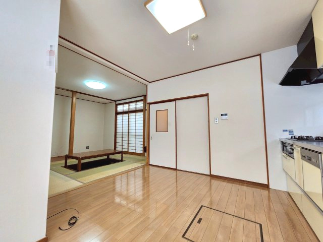 【商談中】長岡京市今里川原　のキッチン|DKと和室がゆるやかにつながる間取り！
食事スペースのすぐ隣にある和室は、リビング代わりにも◎