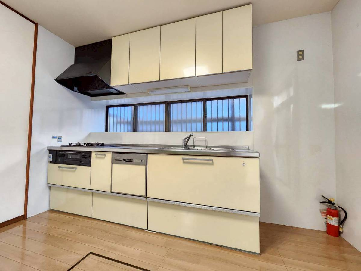 【価格改定】長岡京市今里川原　のキッチン|3口ガスコンロ＋グリル＋食洗機付きで家事ラク！
同時調理がしやすく、時間も効率もアップします！