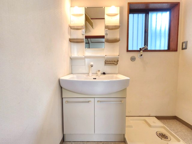 【商談中】長岡京市今里川原　の独立洗面台|収納付きの洗面化粧台で、毎日すっきり快適！
洗面まわりの小物やストック品もまとめて収納。