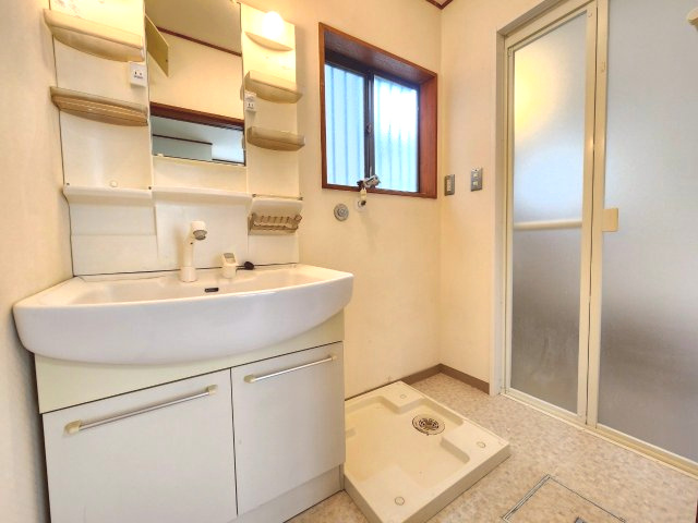 【商談中】長岡京市今里川原　の独立洗面台|洗面化粧台のすぐ横に洗濯機置き場を配置。
身支度と洗濯が同時にこなせる、効率の良い家事動線です！