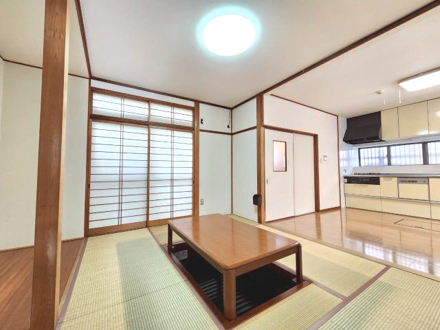 長岡京市今里川原の和室|心落ち着くくつろぎ空間
掘りごたつ仕様の和室で、ほっと一息できます。