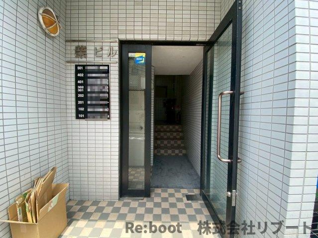 柴ビルのエントランス