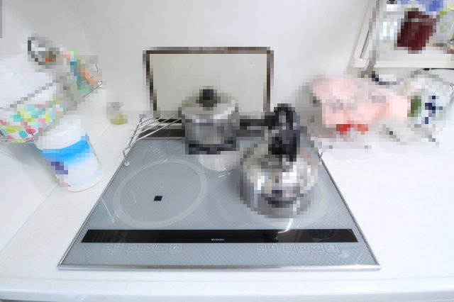 小山市羽川のキッチン|安全で使いやすいIH三口コンロ！火を使わず調理できるので、小さなお子さまのいるご家庭も安心です♪