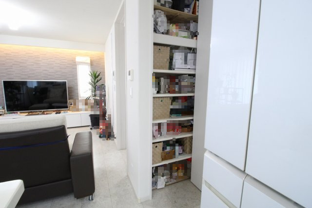 小山市羽川の収納|備え付けのパントリーは食品や日用品のストックに大活躍！収納力があるとキッチンもすっきり保てますね♪