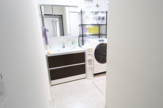 小山市羽川の独立洗面台|大きな三面鏡付き洗面台と、ゆとりある洗濯機置き場が魅力♪朝の支度や洗濯も快適にこなせます！