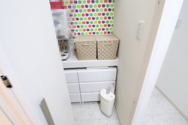 小山市羽川のランドリースペース|洗面所横には使い勝手の良い収納スペース付き♪掃除用品や日用品もスッキリ収まって便利です◎