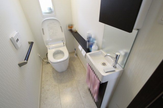 小山市羽川のトイレ|人気のアラウーノトイレを採用♪I型手すりや手洗いカウンターも完備で、使いやすさと快適さに配慮された空間です。