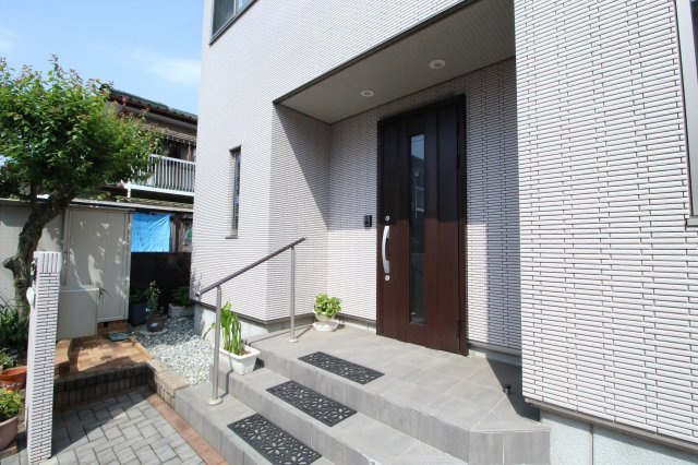 小山市羽川の玄関|雨風や汚れに強いキラテックタイルの外壁＆重厚感のある玄関ドアが、毎日のお出迎えをステキにしてくれます♪