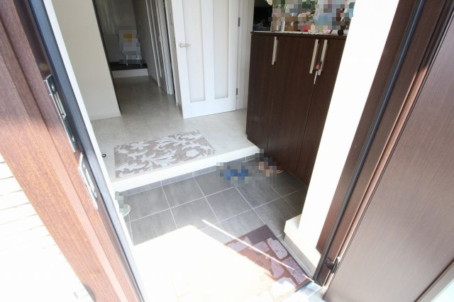 小山市羽川の玄関|玄関はゆったりとした設計で来客時も安心♪シューズ収納もたっぷりで、いつでもスッキリ保てます◎