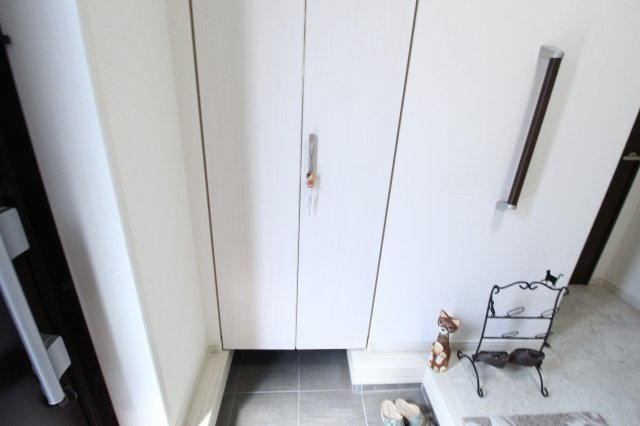 小山市羽川の玄関|一見シンプルな玄関収納の奥には…大容量のシューズクロークが！家族全員の靴もすっぽり収まります♪