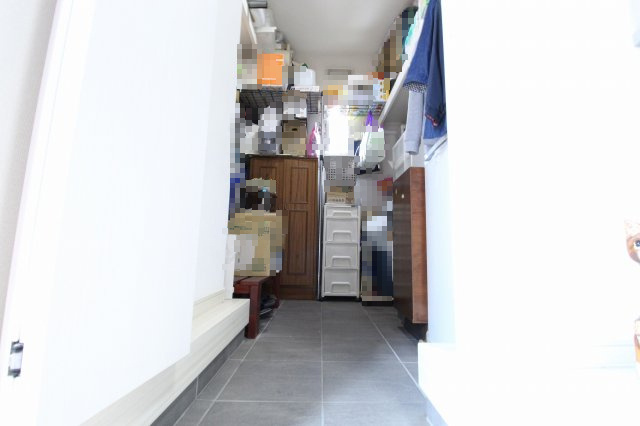 小山市羽川の玄関|約3.7帖の広々土間収納！両サイドの固定棚やハンガー掛けも備えており、靴以外の収納にも大活躍です◎