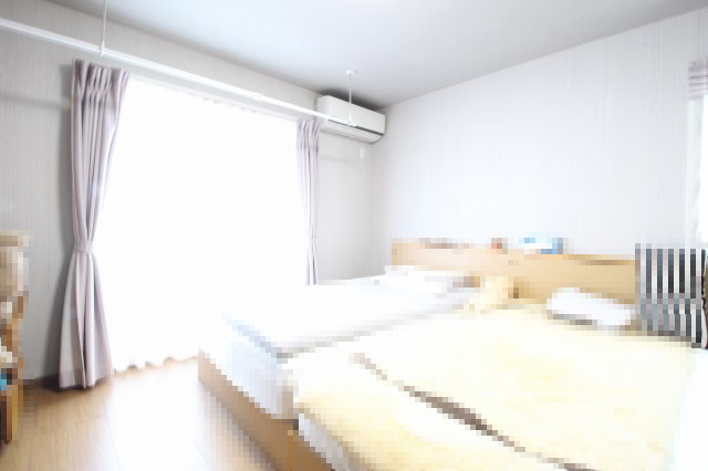 小山市羽川の寝室|南向きで明るく、心地よい光がたっぷり差し込む主寝室。落ち着いた雰囲気で1日の疲れもゆっくり癒せます♪