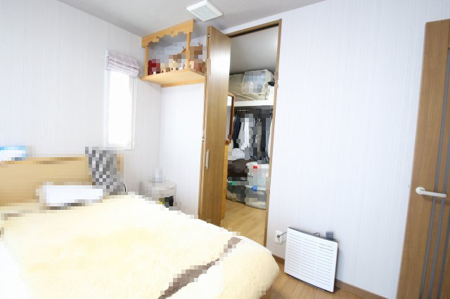 小山市羽川の寝室|大容量クローゼット付きでお部屋もすっきり！家具の配置がしやすく、暮らしやすい6帖のお部屋です。