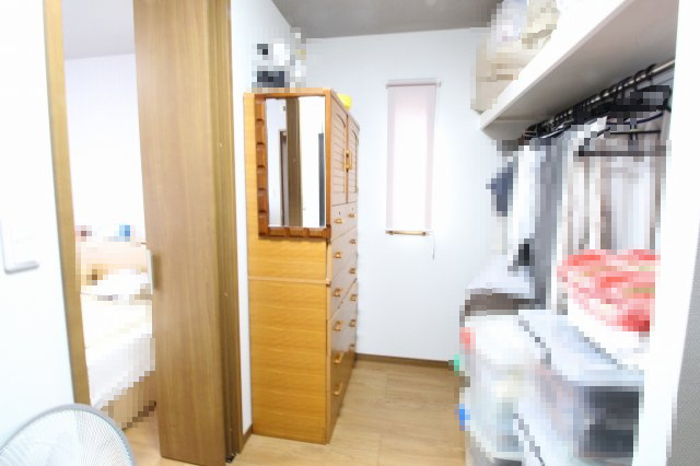 小山市羽川の収納|約4.2帖の広々ウォークインクローゼット。ハンガーパイプや棚も充実しており、衣類がすっきり片付きます◎