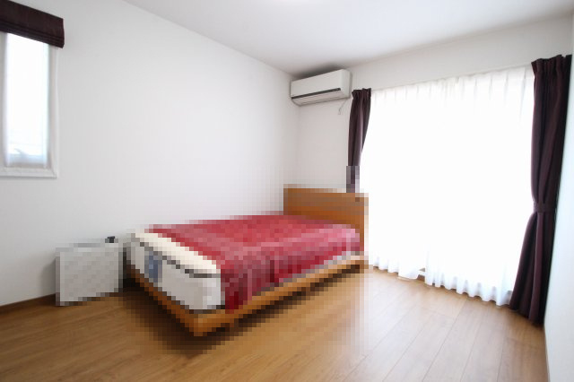 小山市羽川の洋室|朝日が気持ちよく差し込む南東向きの洋室♪明るくすっきりとした空間で、寝室や子ども部屋にもぴったりです◎