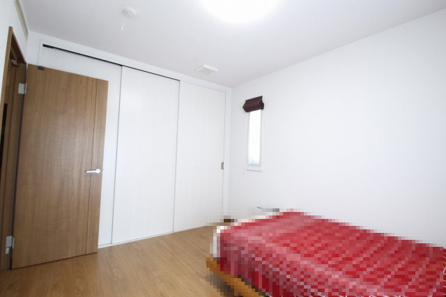 小山市羽川の洋室|壁一面のワイドクローゼット付きで収納力も◎お部屋を広く使えるので、家具の配置も自由自在です！