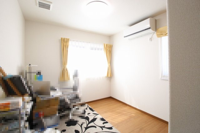 小山市羽川の子供部屋|2面採光で日中も明るく、風通しも◎。デスクを置いて在宅ワークにも使いやすい静かなお部屋です♪