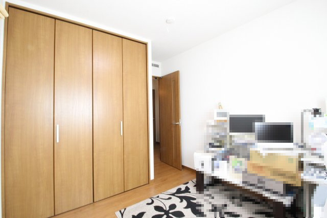 小山市羽川の子供部屋|壁一面の大きなクローゼット付きで収納力◎！お子さまの成長に合わせた使い方ができるお部屋です。