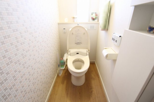 小山市羽川のトイレ|清潔感あふれる2階トイレには、温水洗浄便座付きの洋風便器を採用♪手洗いスペースと収納棚も完備されており、使い勝手の良さが光ります。ナチュラルなクロスがやさしい雰囲気を演出してくれます◎