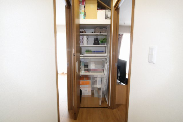 小山市羽川の収納|日用品のストックや掃除道具の収納に便利な廊下収納！棚付きで整理しやすく、使い勝手も良好です◎