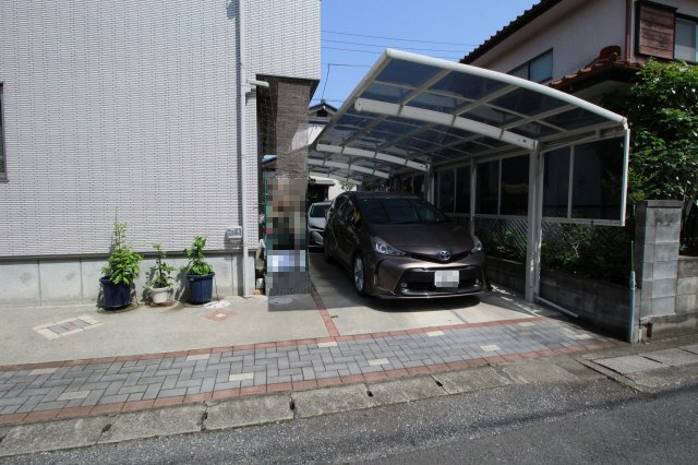 小山市羽川の駐車場|雨の日も安心♪屋根付きカーポートで2台駐車OK！ゆとりあるスペースなので、出し入れもラクラクです◎