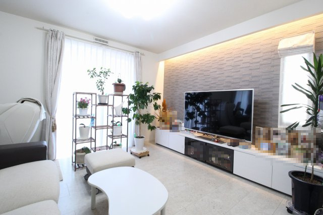 小山市羽川の居間・リビング|TV背面はエコカラットタイル＋間接照明付き♪湿度を快適に保ちつつ、空間をぐっと心地よく演出します。