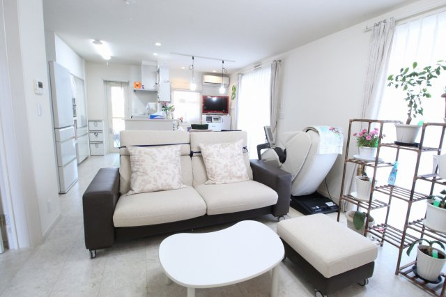 小山市羽川の居間・リビング|18帖超のゆったりLDK！明るい光と心地よい空気が流れる、家族みんながくつろげる開放的な空間です♪