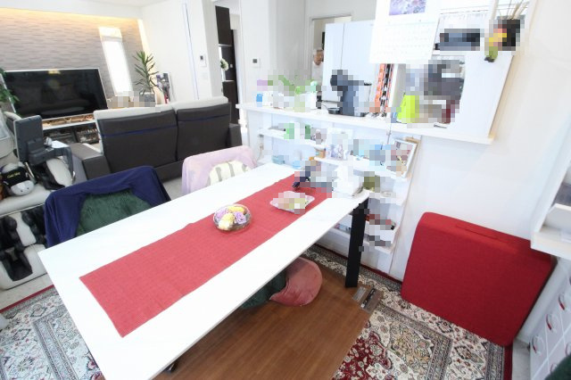 小山市羽川の居間・リビング|リビングと一体感のあるダイニングで、会話も自然と弾む空間♪動線も良く、配膳や片付けがしやすいです！