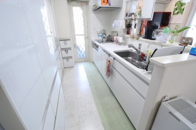 小山市羽川のキッチン|明るく清潔感あるキッチンは動線◎！人工大理石天板＆浄水器付きで、毎日の料理がより快適になります♪