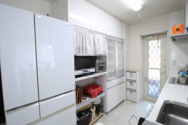 小山市羽川のキッチン|大容量の吊戸棚とカップボード付きで、調理家電もスッキリ収納！使い勝手に配慮された工夫が光ります。