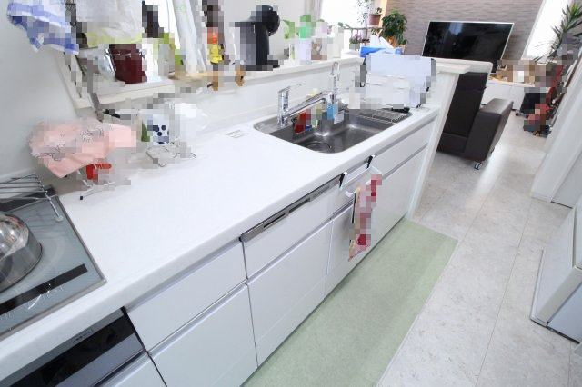 小山市羽川のキッチン|ワイドなシンクに加え、パナソニックの食洗機付き！家事の時短にうれしい充実設備がそろっています◎