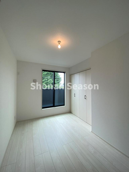 【寝室】 | 各居室に収納があり、お部屋をスッキリお片付けできます♪