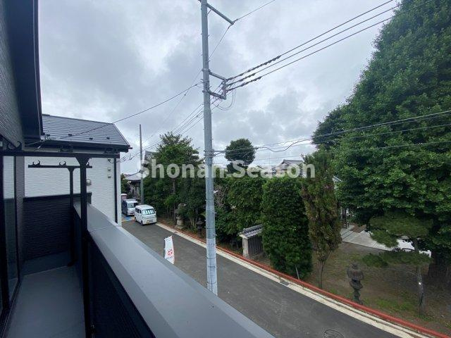 【バルコニー】 | バルコニー側に駐車場と道路があるので開放感がある眺望です◎