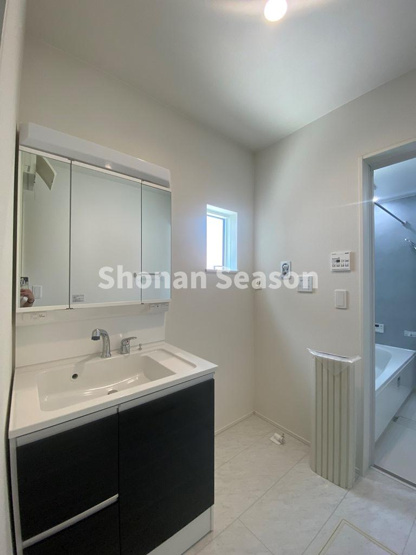 【独立洗面台】 | 三面鏡の化粧台で身支度も楽々です◎