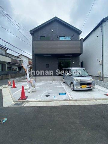 【外観】 | 角地のため開放的で日当たり良好です♪駐車スペース２台あり☆　
お財布にやさしい都市ガス物件！