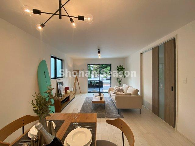 【居間・リビング】 | 家族みんなでくつろげる18帖のリビングとなっております◎